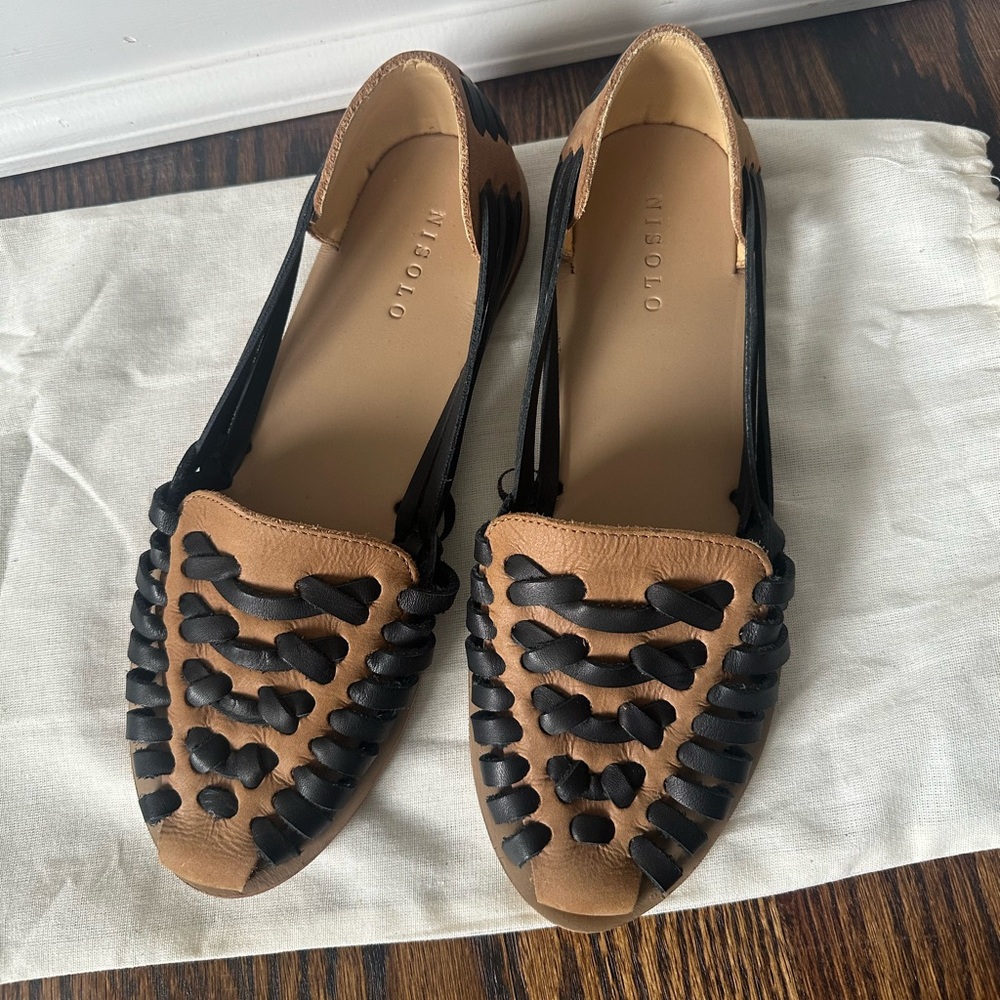 Nisolo Women's Tan and Black Huaraches